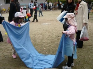 Siswa TK di Hiroshima merapikan alas bermain tanpa instruksi ataupun bantuan guru.